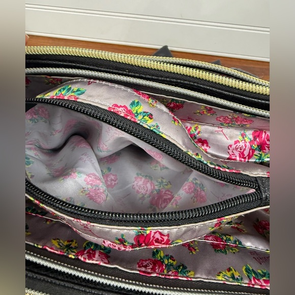 Betsey Johnson black & white shoulder chevron handbag purse with bow accent. - Picture 10 of 13